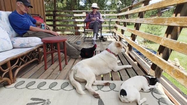 Rich Moore disfrutando de la naturaleza junto con su esposa y sus perros. Foto:Outside   