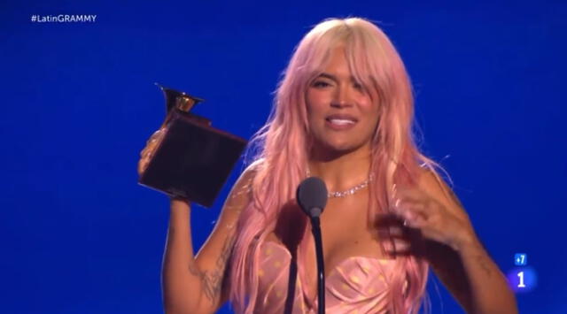 Karol G recibe Grammy. Foto: captura de los Latin Grammy   