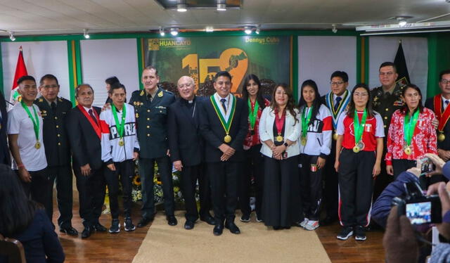La Municipalidad de Huancayo otorgó la medalla Ciudad Incontrastable a deportistas destacados. Foto: Andina    
