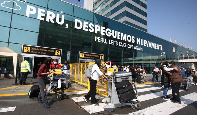 Miles de turistas son recibidos en el aeropuerto internacional Jorge Chávez. Foto: Andina 