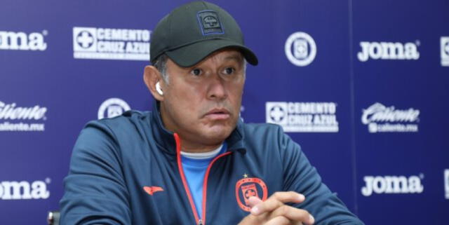 Después de muchos años de haber jugado para el Cruz Azul, Juan Reynoso regresó como entrenador. Foto: Primicia deportiva    