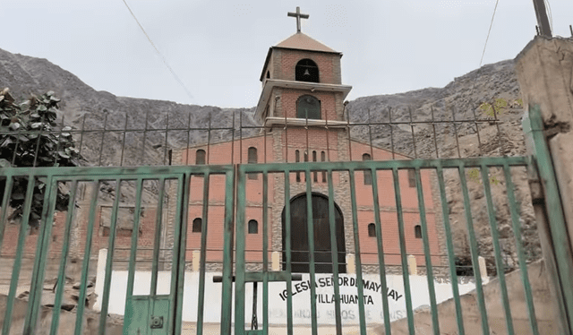Para no olvidar su tierra natal, los ciudadanos construyeron una iglesia parecida a la de Huanta, en San Juan de Lurigancho. Foto: Dilo nomas/YouTube    