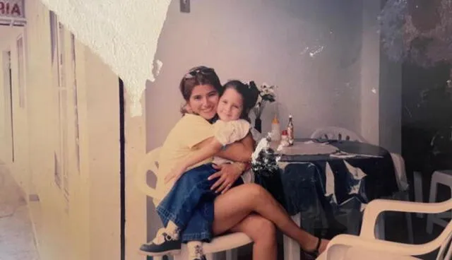  Lavinia Valbonesi en la infancia posando junto a su madre Gloria Acosta. Foto: difusión<br>   