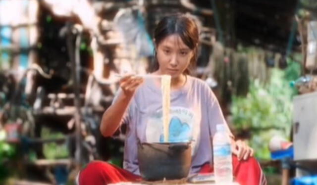  Seo Mok-Ha (Park Eun Bin) encuentra una sopa ramen tras 6 años varada en una isla en 'El naufragio de una diva'. Foto: Netflix   