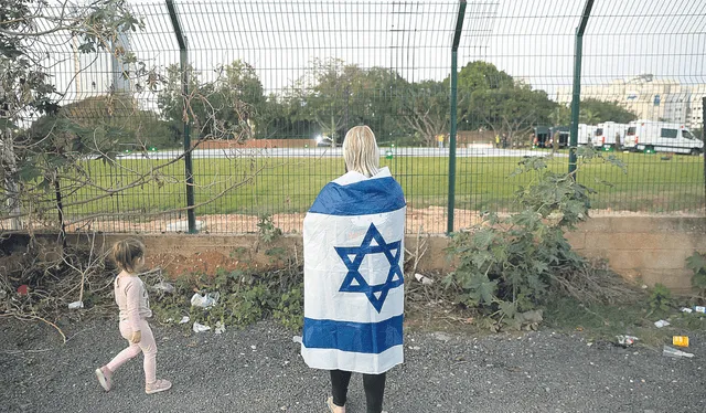  Espera. Una israelí espera la llegada de un secuestrado. Foto: difusión    