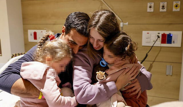 Hombre israelí se reúne con sus hijas y esposa tras pasar meses secuestrado por Hamás. Foto: EFE   