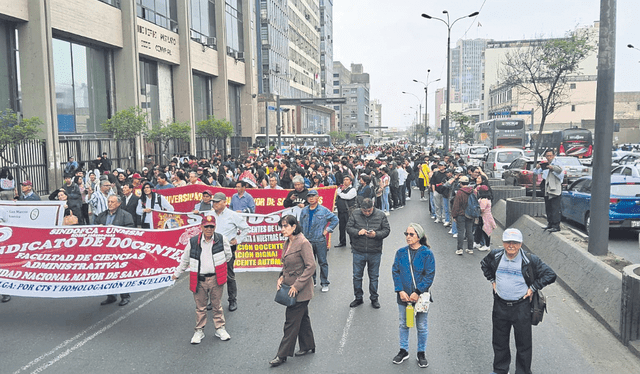  En regiones. Catedráticos llevan casi dos meses en huelga. Foto: Marco Cotrina / La República    