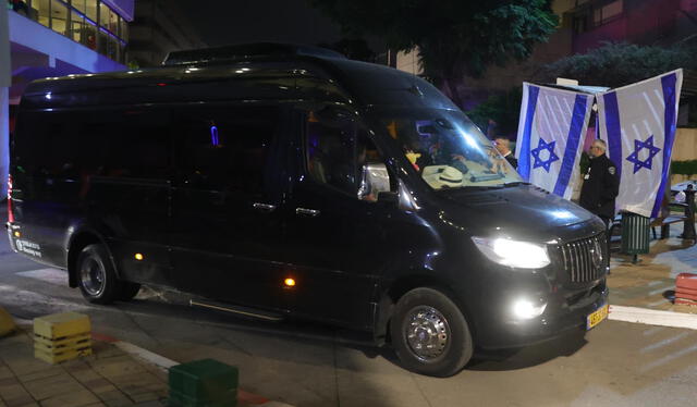 Un vehículo con rehenes retenidos por Hamás en Gaza llega al Centro Médico Sheba en Israel. Foto: EFE/EPA/ABIR SULTAN   