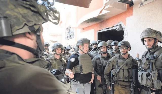  Resguardo. Benjamín Netanyahu, en Gaza, con tropa israelí. Foto: EFE   