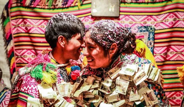  En los matrimonios de Huancayo regalan dinero en efectivo a los novios. Foto: Andina  
