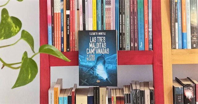 "Las tres malditas campanadas", de Elizabeth Monopoli Acker, en uno de los anaqueles de la librería "Placeres compulsivos".   