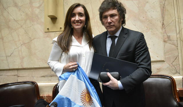 Javier Milei junto a su fórmula vicepresidencial Victoria Villarruel luego de que la Asamblea Legislativa de Argentina proclamara su victoria en la segunda vuelta electoral. Foto: EFE   