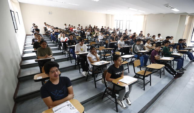 Alumnos antes de rendir la prueba de ingreso. Foto: Facebook/San Marcos   