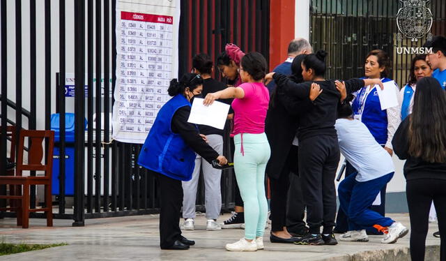  Alumnos antes de rendir la prueba de ingreso. Foto: Facebook/San Marcos    