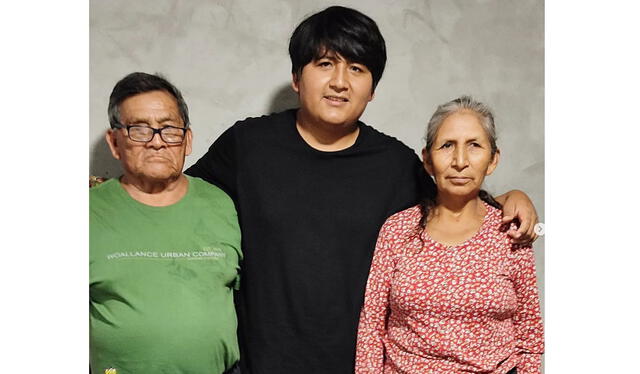  Creador de contenido Sibenito junto con sus padres, el motivo de su esfuerzo. Foto: Sibenito/ Instagram   