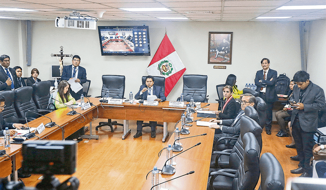  La fiscal y su abogado. Patricia Benavides se presentó en la Comisión de Fiscalización junto al excongresista aprista Jorge del Castillo, investigado por el equipo especial Lava Jato. Foto: Félix Contreras/La República    