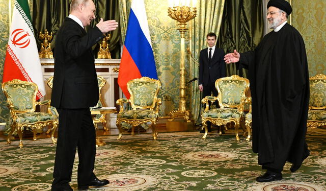 El presidente ruso Vladimir Putin le estrechó la mano del presidente iraní, Ebrahim Raisi, este jueves durante su reunión en el Kremlin en Moscú. Foto: EFE   