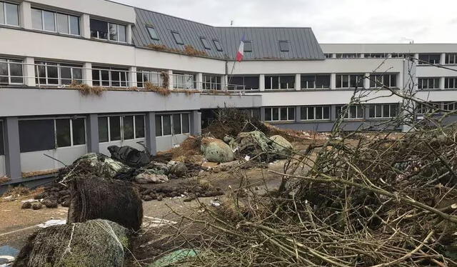 La FDSEA y los Jóvenes Agricultores (JA) arrojaron residuos agrícolas frente a la DDTM en Francia. Foto: Ouest France   