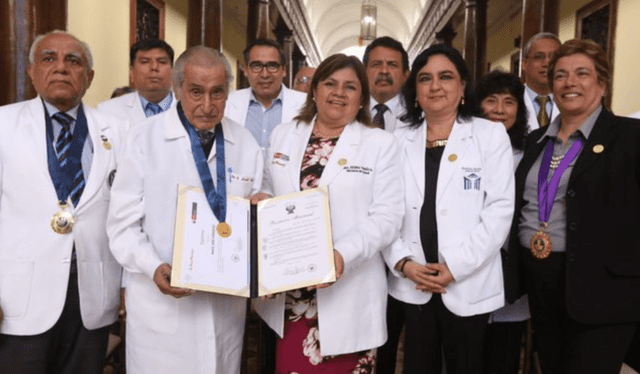 Raúl Jerí ha recibido reconocimientos por su destacada labor como médico psiquiatra. Foto: Andina   