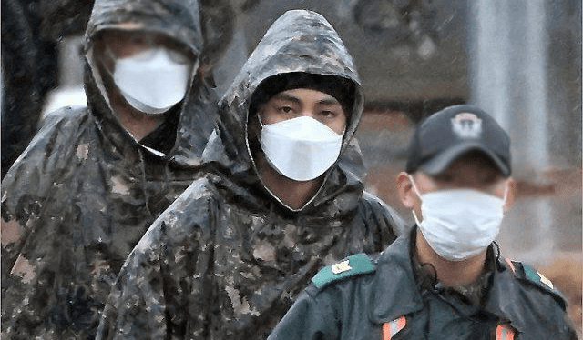  Taehyung ingresando a su centro de entrenamiento militar. Foto: Mydaily   