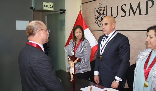 Foto del 5 de noviembre del 2018. Hernández sustentó su tesis de maestría. En el jurado está Lourdes Flores Nano. 