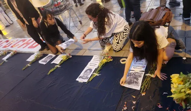 Protestantes colocaron imágenes de los fallecidos. Foto: Mirian Torres/La República    