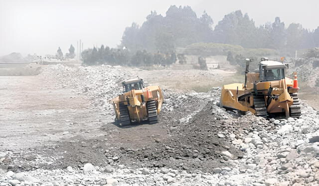  Las autoridades de Carabayllo realizan obras de descolmatación del río Chillón. Foto: Marco Cotrina - La República   