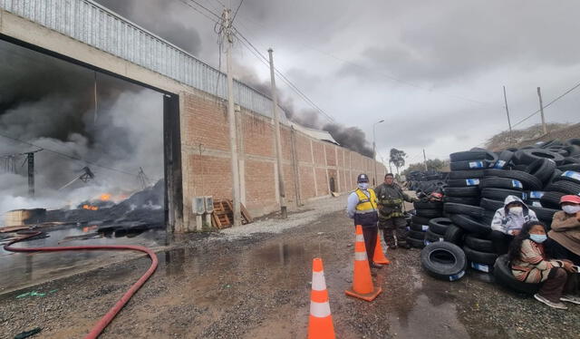 Trabajadores ayudaron a retirar las llantas del almacén. Foto: La República   