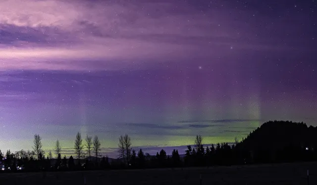  Auroras boreales en el centro de Washington. El fenómeno coincidió con algunos meteoros Gemínidas. Foto: Twitter / @NoelBowman13   