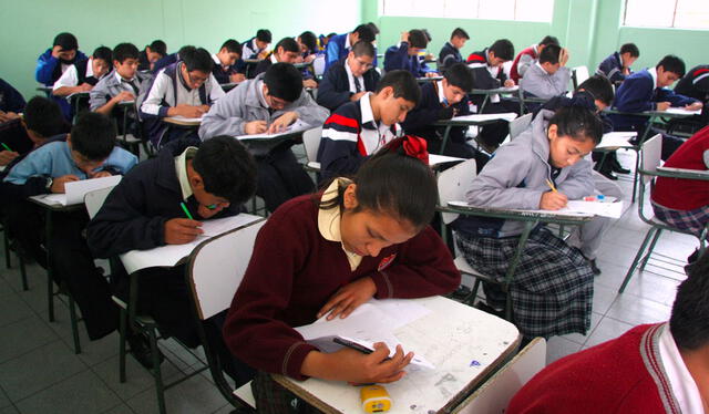  Estudiantes de secundaria que aprueben más de 4 cursos no desaprobarán el año escolar 2023. Foto: Minedu    