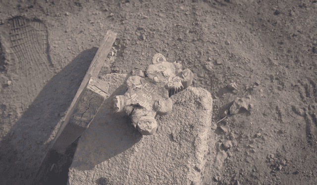  Un osito de peluche dejado encima de la tumba de un niño. Foto: Claux.7/YouTube   