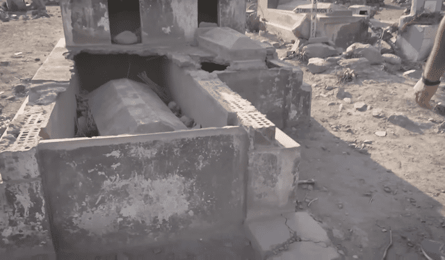  Una de las muchas tumbas destruidas y en mal estado del cementerio. Foto: Claux.7/YouTube   