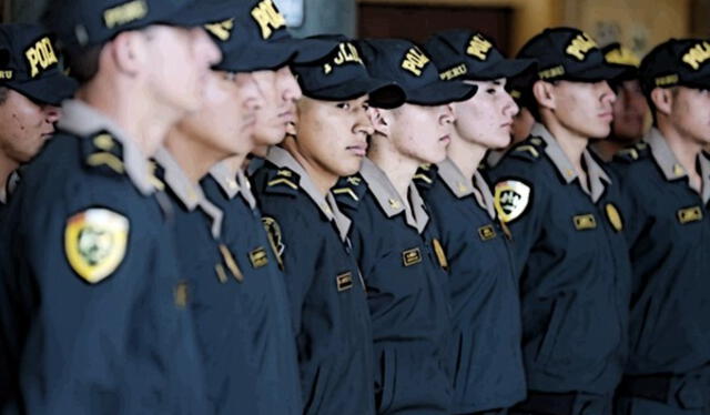 Miembros de la Policía Nacional realizan una sacrificada labor. Foto: TV Perú   