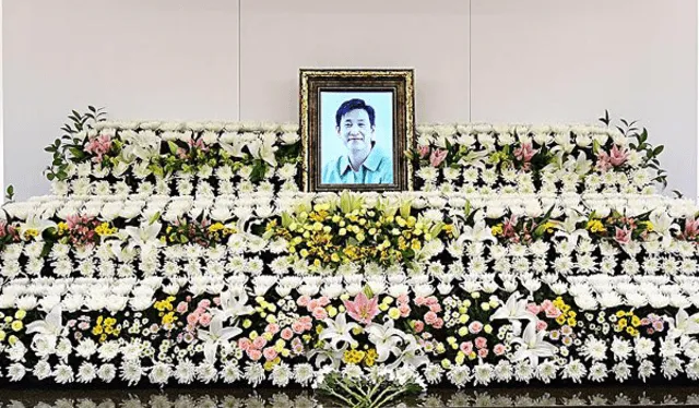 Altar fúnebre para el actor Lee Sun Kyun. Foto: X/sunkyunarchive   