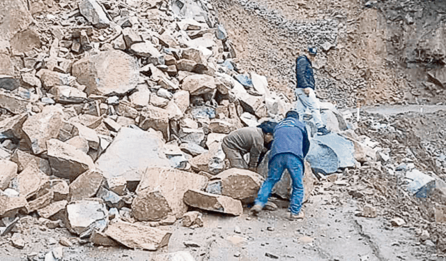  Deslizamientos. Carretera perjudicada en Huancabamba. Foto: difusión    