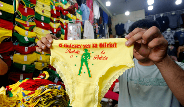  Comerciantes sorprenden en Gamarra con curiosas ropas interiores. Foto: Carlos Félix<br>   