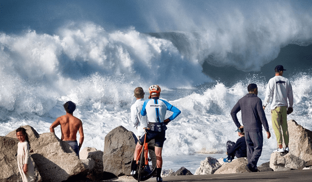 A pesar de las advertencias de las autoridades, un gran número de surfistas acude a las playas de California. Foto: CNN   