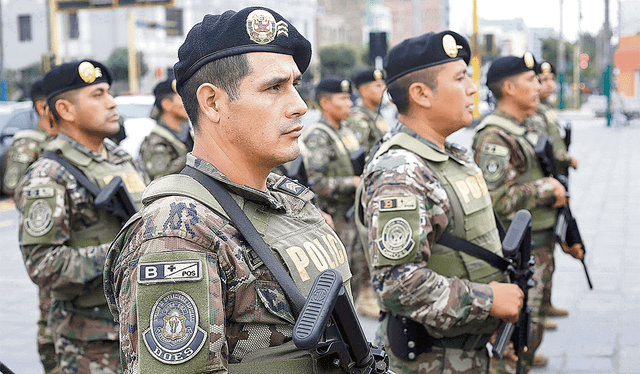 Miembros de la Policía Nacional realizan una sacrificada labor. Foto: TV Perú   