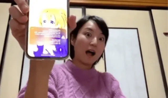  Momento preciso en el que le llega la alarma a la joven japonesa. Foto: captura de TikTok/@tromepe   