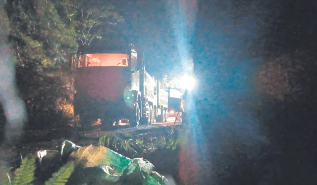  Circulan día y noche. Caravanas de volquetes de ocho toneladas operan en dos turnos. Foto: difusión    