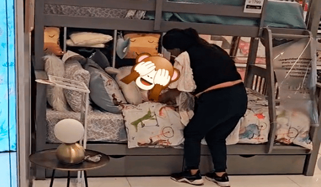  La mujer no encontró mejor lugar que la cama de exhibición para cambiar a su bebé. Foto: composición LR/TikTok/@gianfrancosotoejecutivo   