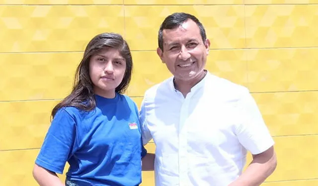  Aníbal Malger junto a una de sus estudiantes. Foto: Facebook    