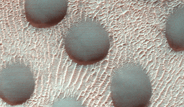  &nbsp;Las dunas captadas en invierno presentan agujeros llenos de escarcha. Foto: NASA/JPL/UArizona  