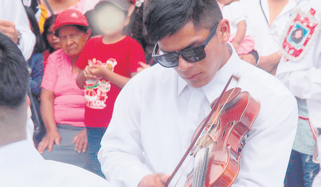  Música. El violín tradicional del zapateo. Foto: Gonzalo Vich / La República   