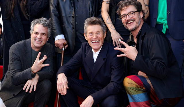 Mark Ruffalo y Pedro Pascal estuvieron presentes en la ceremonia de condecoración de Willem Dafoe. Foto: Reuters   