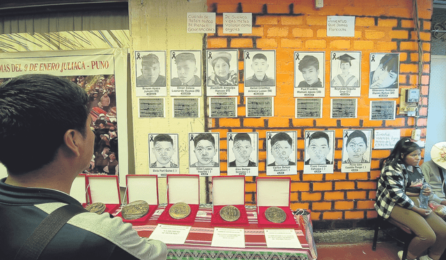  Todos. En murales se colocaron imágenes de soldados ahogados en río Ilave y recordaron al asesinado suboficial José Luis Soncco. Foto: Liubomir Fernández / La República    