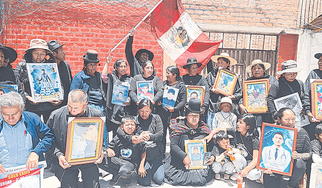  Símbolo. Familiares muestran la bandera del Perú que tiene la sangre de sus seres queridos. Foto: Liubomir Fernández / La República    