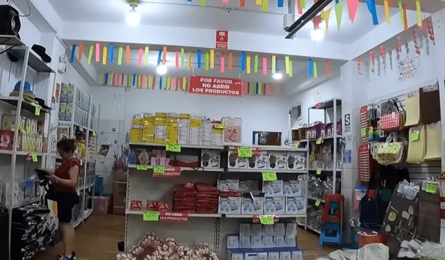 En el almacén de Comas, hay artículos de limpieza, prendas de vestir, entre otras cosas. Foto: captura de YouTube/Julito TV   