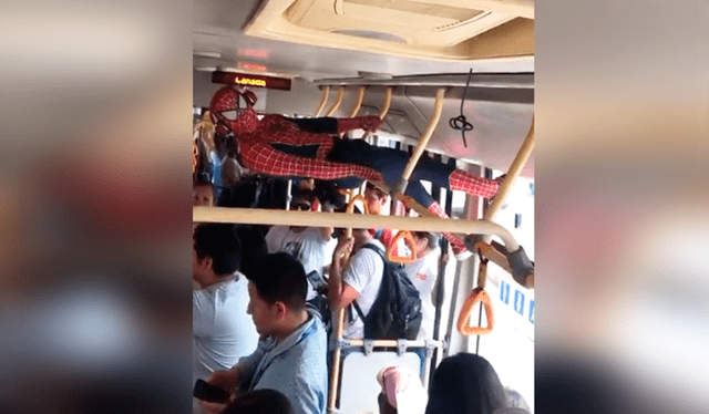  Al ver el bus lleno, el hombre disfrazado de Spiderman no dudó en colgarse del techo. Foto: composición LR/TikTok/@spidermanbusetero97   