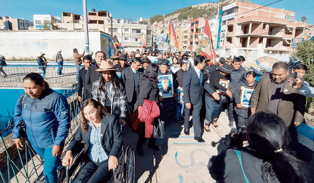  Presentes. Familiares de las víctimas del 9 de enero del 2023 asistieron a la misa y posterior marcha contra el Gobierno de Boluarte y Otárola. Foto: Liubomir Fernández / La República    